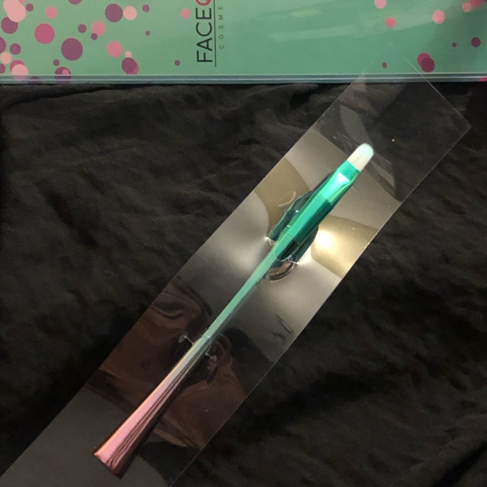 Lip Brush - Picture 3 of 6